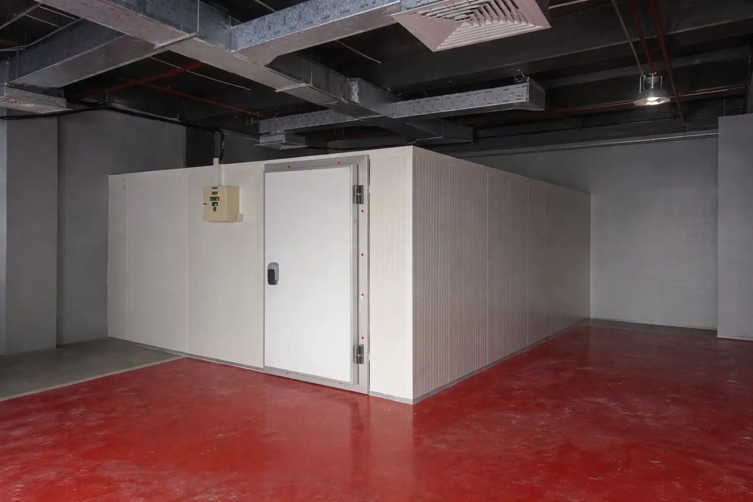 Installed walk-in chiller room with insulated wall panels and sealed access door inside a Dubai commercial facility